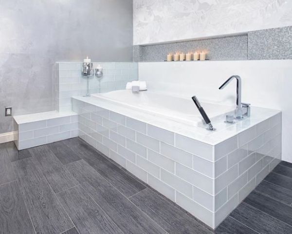  sols en vinyle à motifs en bois gris pour une salle de bain moderne 