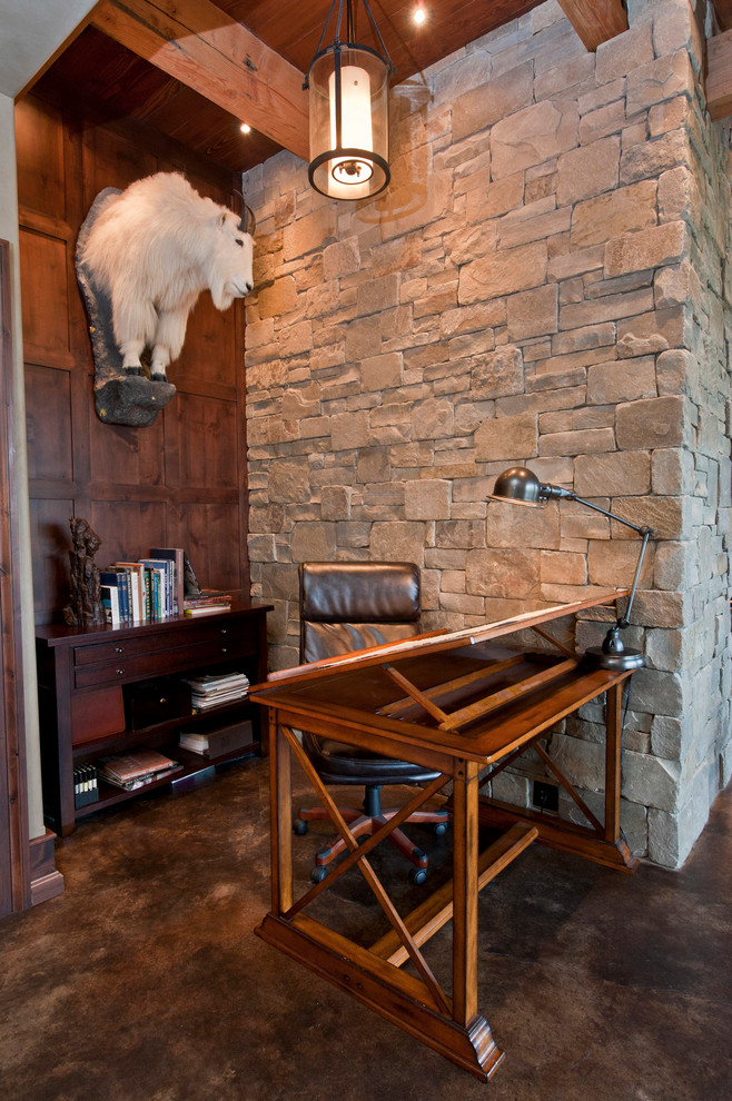 Brown leather, warm wood and natural stone is an ultimate combo of coziness. (Locati Architects)