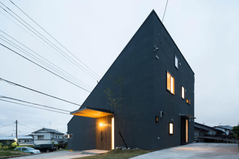 Smart Japanese Home Decorated With Natural Wood