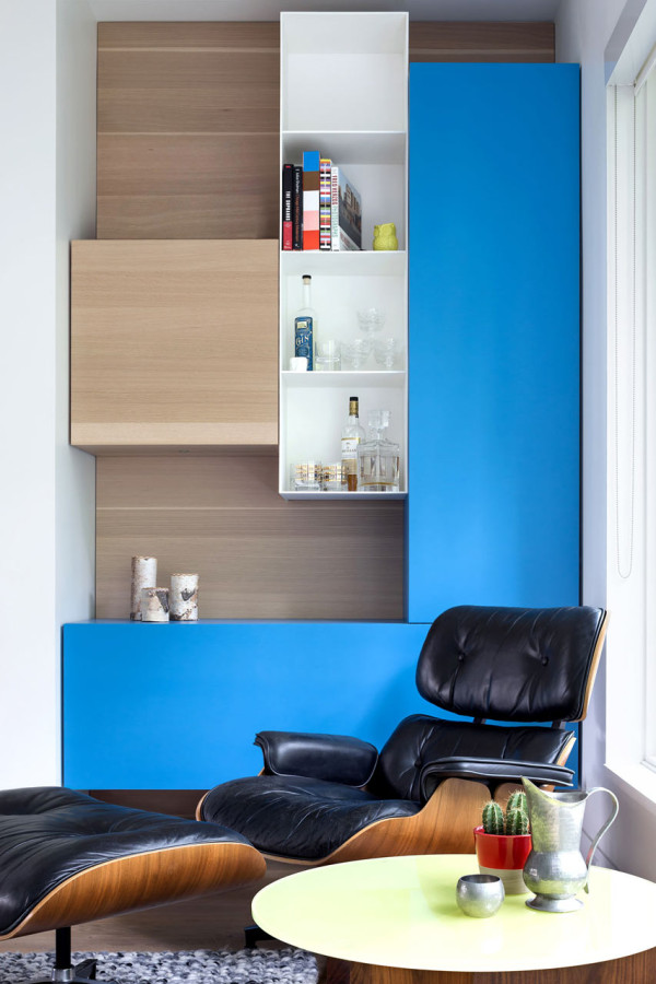 bold relaxing space This bold relaxing nook by the window is accentuated with a blue unit and a small home bar