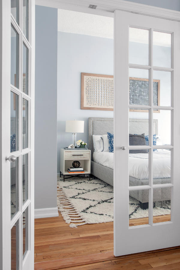Both rooms are decorated in the same color palette and style, so if you open the doors, they seem to continue each other Both rooms are decorated in the same color palette and style, so if you open the doors, they seem to continue each other