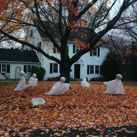 31 Creepy And Cool Halloween  Yard  D cor Ideas  DigsDigs