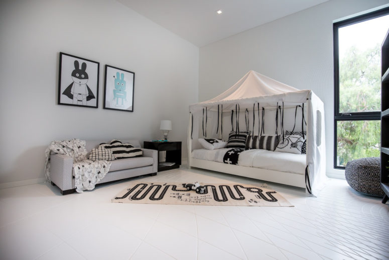 The kid's room is done with a Scandinavian flavor and in a classic combo of black and white