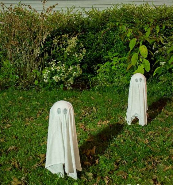 such floating ghosts are a perfect last minute backyard decoration