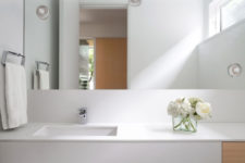 11 The bathroom is a white one, it’s modern, simple and chic