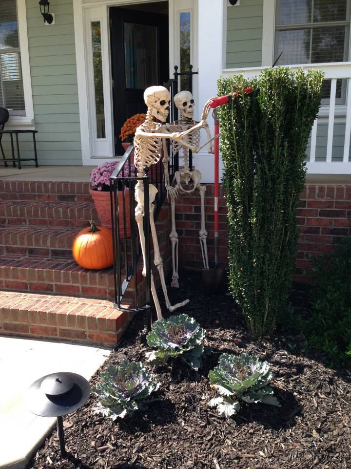 47 Creepy And Cool Halloween Yard Décor Ideas - DigsDigs