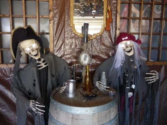 pirates are popular for tropical Halloween parties, here's a skeleton pirates scene