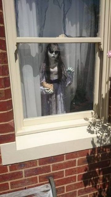 35 Creative Halloween Window Decor Ideas - DigsDigs