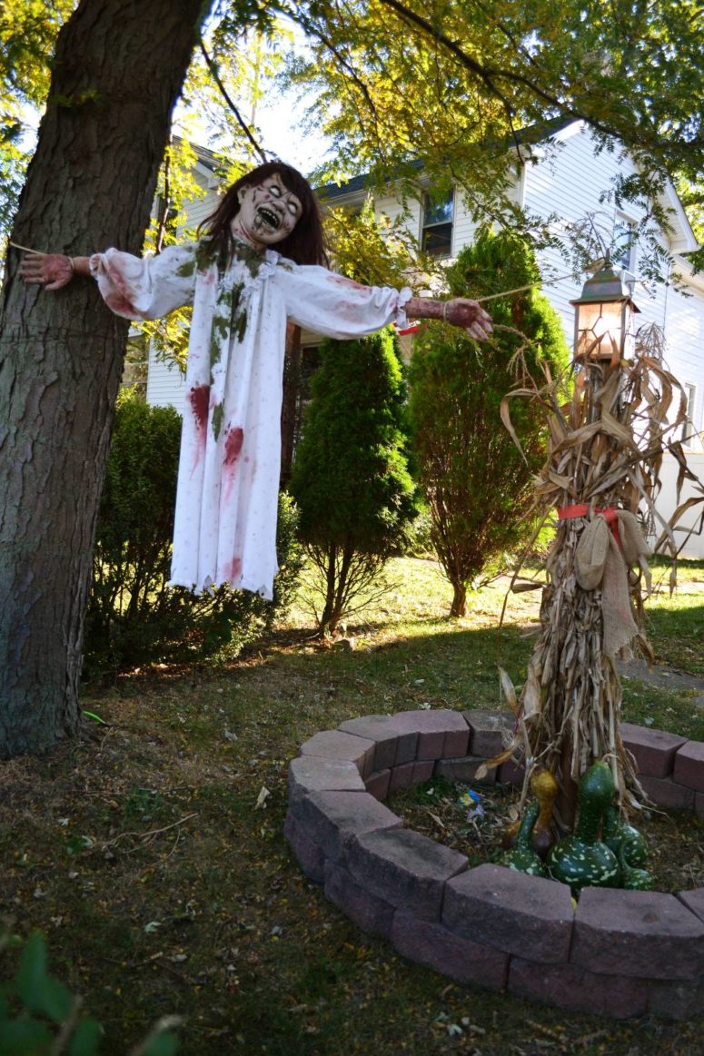 47 Creepy And Cool Halloween Yard Décor Ideas - DigsDigs