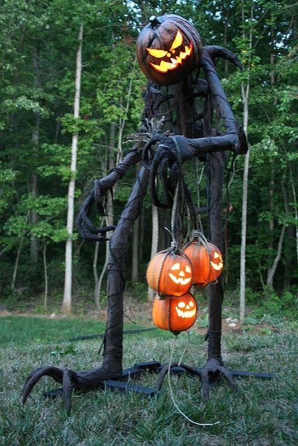 47 Creepy And Cool Halloween Yard Décor Ideas - DigsDigs