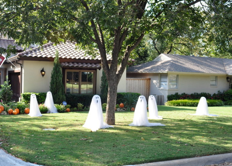 easily removable ghosts will enchant trick-or-treaters for sure (In Sight Designs Unlimted