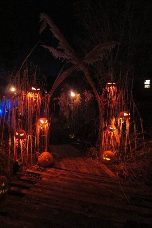 47 Creepy And Cool Halloween Yard Décor Ideas - Halloween YarD Decor IDeas 11