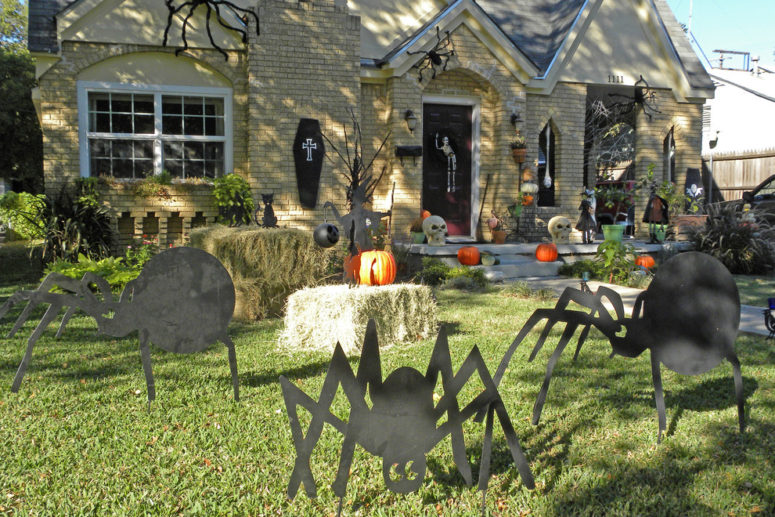 black spiders figures are easy to install and definetly spooky