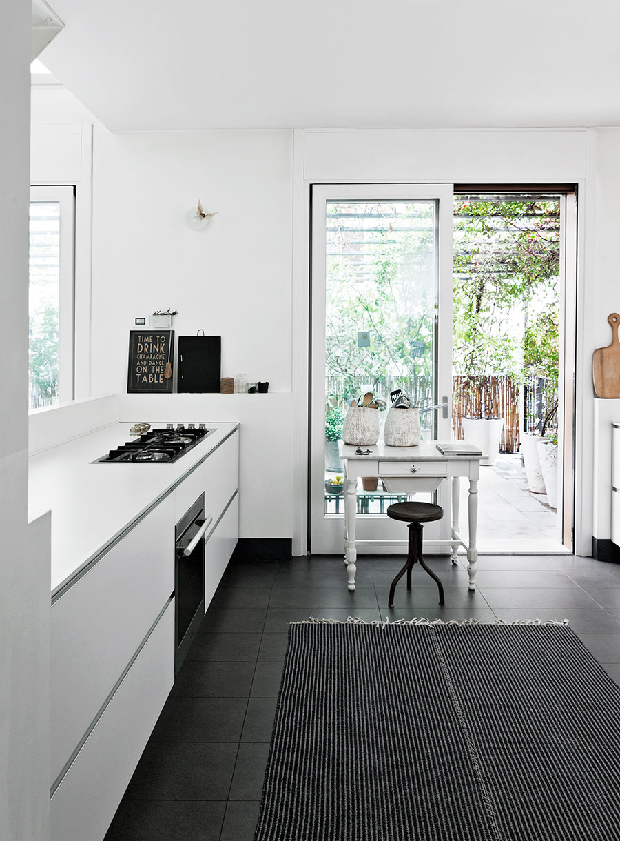 The floor in the kitchen is covered with dark tile to make it more practical and create a contrast
