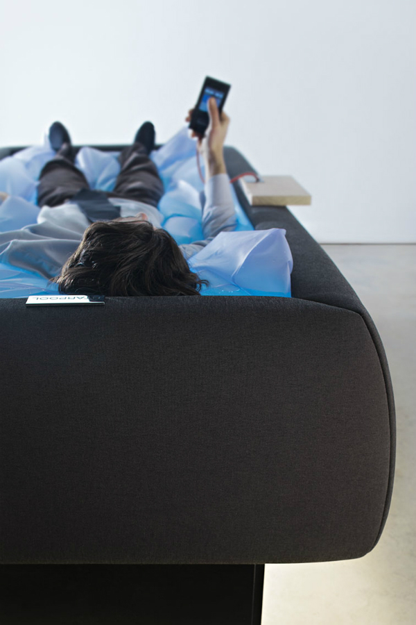 unique bed The piece is ideal for offices and for those who want to relax during the day and can't waste time for a real bath