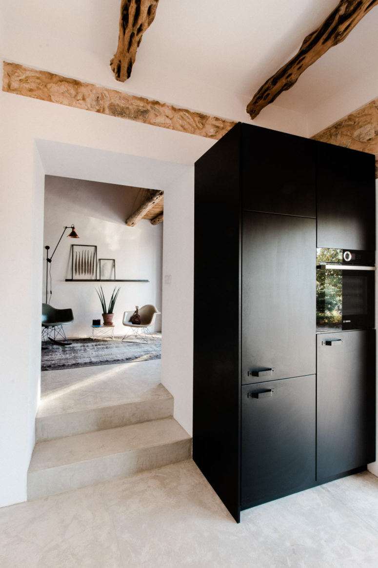 eclectic house This is surprising how modern and even minimalist furniture blens with original sturctures of the house