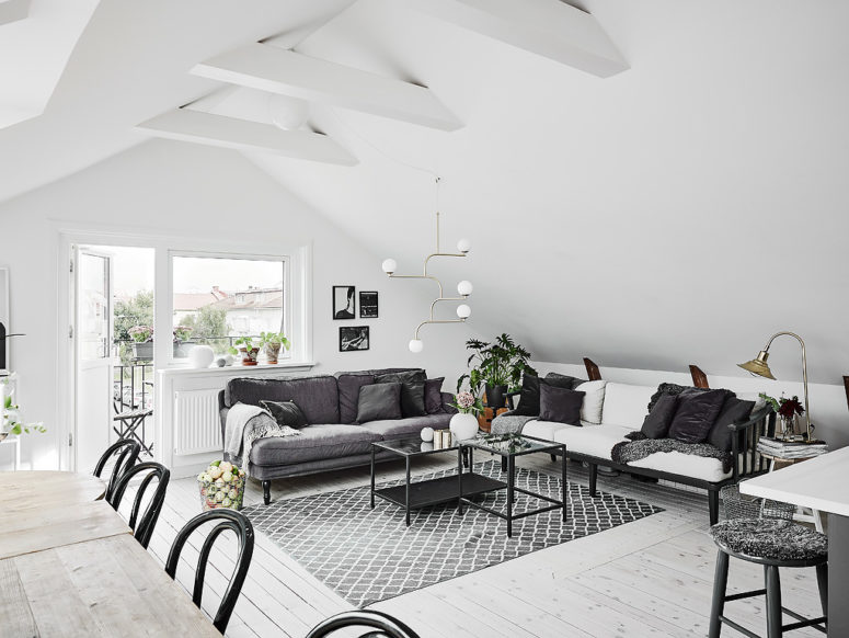 The living space features two sofas in grey and white, mid century modern lamps and textiles bring coziness The living space features two sofas in grey and white, mid-century modern lamps and textiles bring coziness
