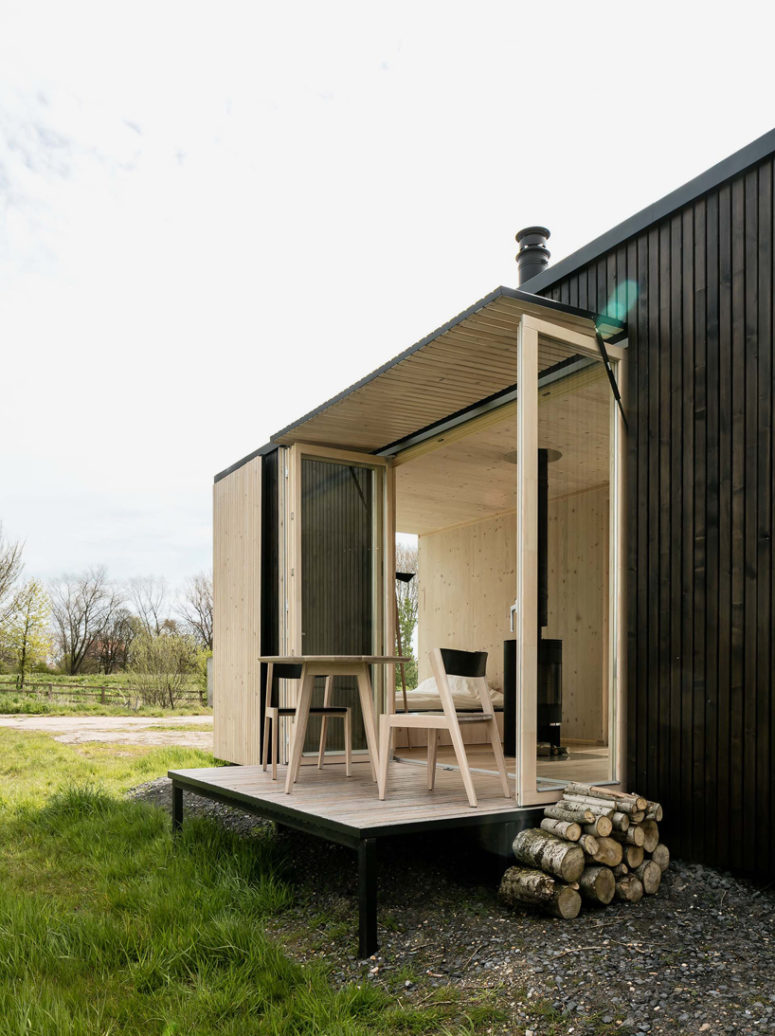 The sides open, taking in the landscape and becoming an extension of nature, that's perfect for the weekend The sides open, taking in the landscape and becoming an extension of nature, that's perfect for the weekend