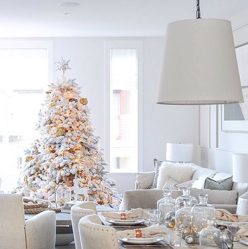 33 Chic White Christmas Tree Decor - DigsDigs