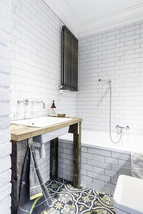The second bathroom is industrial and rustic, it reminds of the mid-century decor