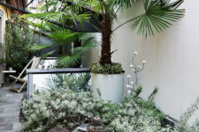 13 The patio separates the house from the city around and gives a feeling of living in the countryside
