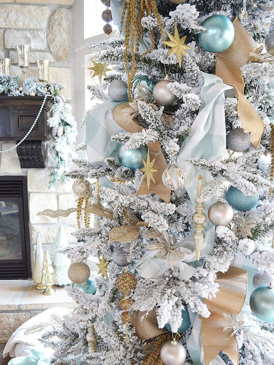 81 Chic White Christmas Tree Decor Ideas - DigsDigs