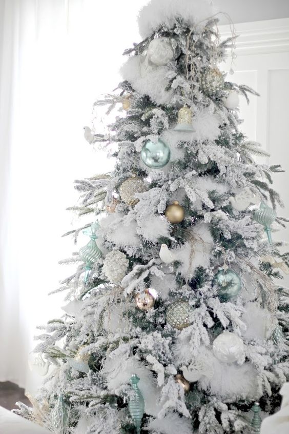 33 Chic White Christmas Tree Decor Ideas - DigsDigs