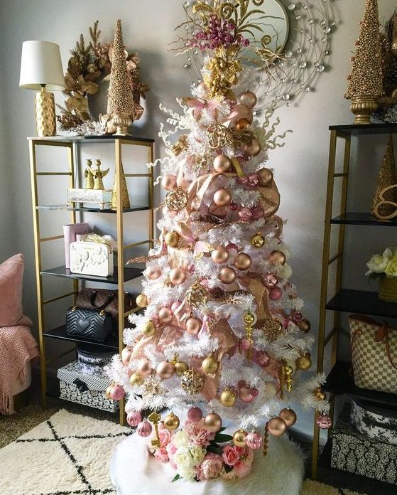81 Chic White Christmas Tree Decor Ideas - DigsDigs