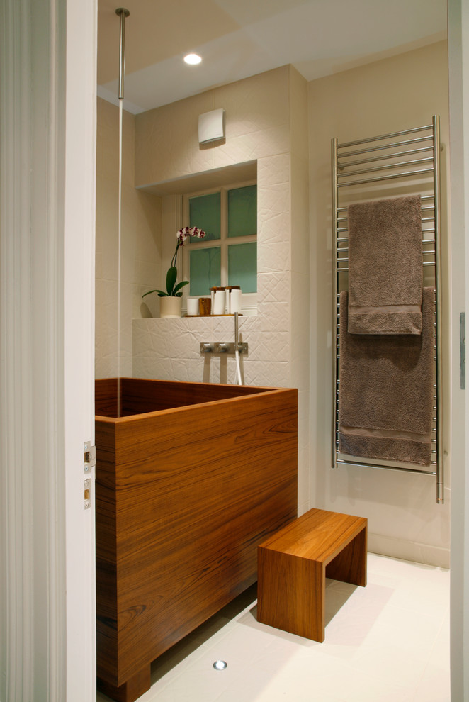 simple yet cozy bathroom design with a teak bathtub (Morph Interior Ltd)