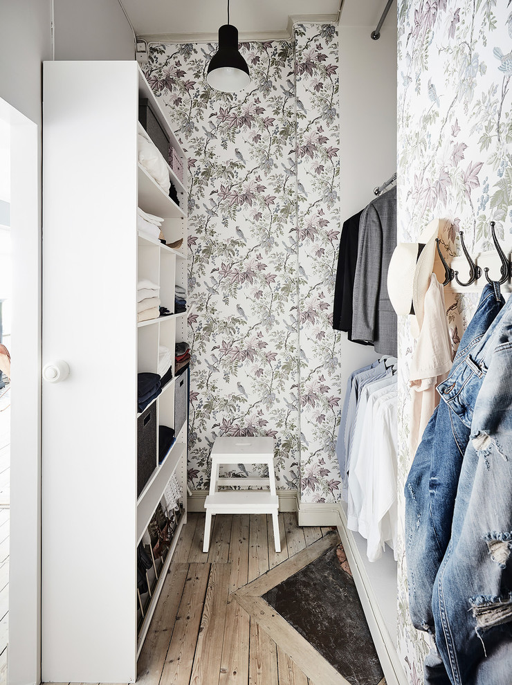 a cute botanical wallpaper turns a tiny walk-in closet into a beautiful room (Entrance Fastighetsmäkleri)