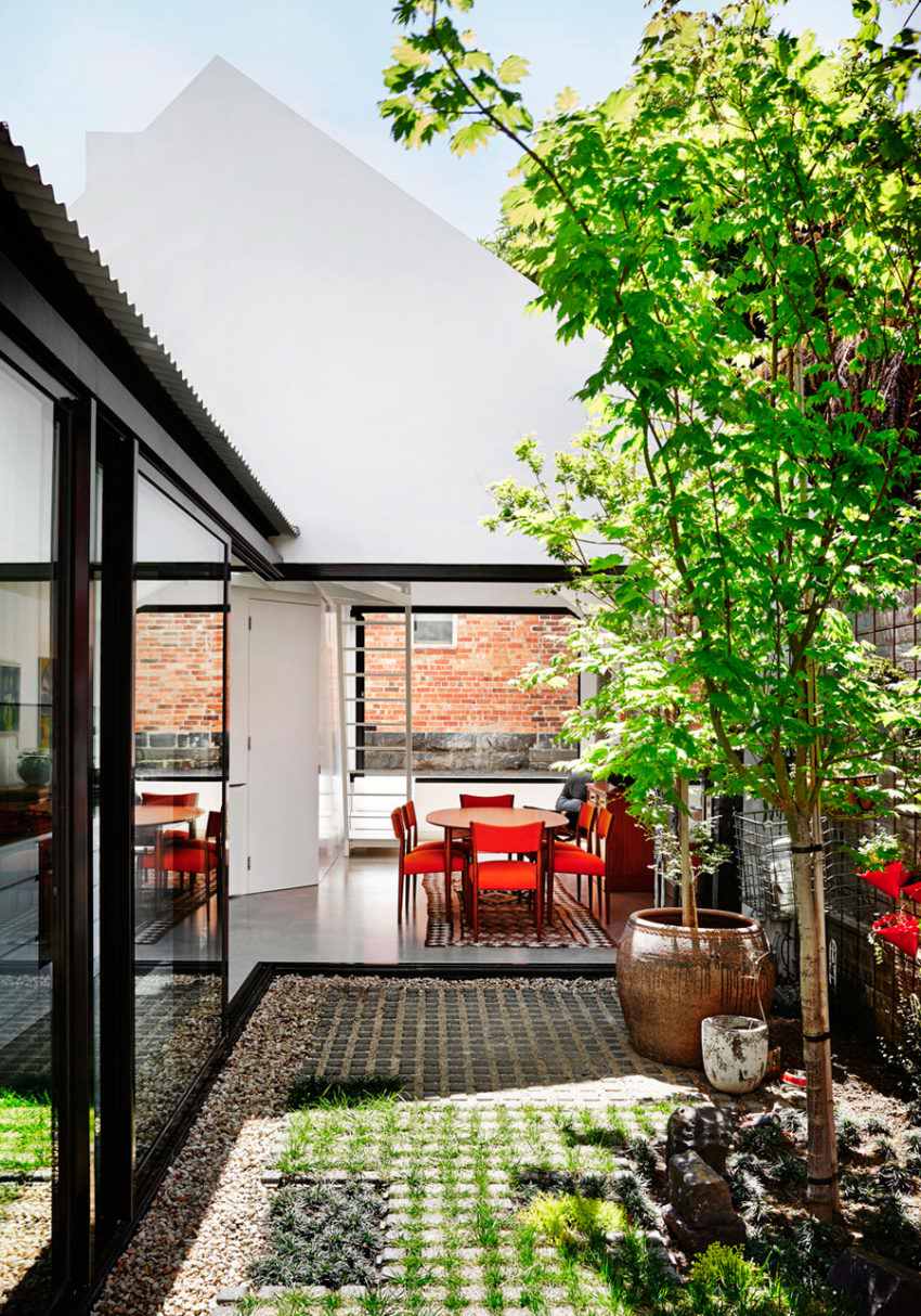 This modern and rustic Australian home is full of colors and is open to outdoors