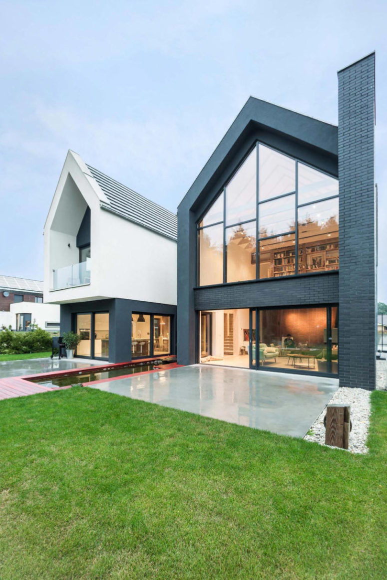 This modern home is made of several geometric volumes, adn the back of them is glazed to remove limits between indoors and outdoors This modern home is made of several geometric volumes, adn the back of them is glazed to remove limits between indoors and outdoors