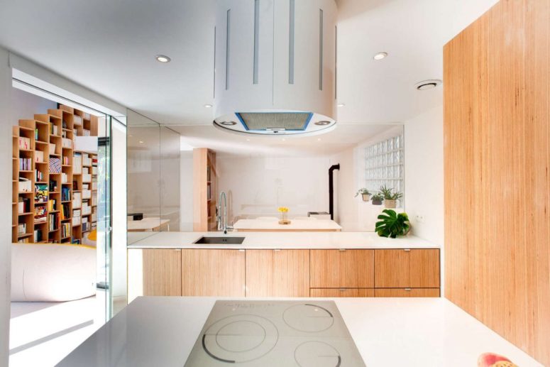 kitchen with mirrors Mirrors separate the spaces in a creative and modern way, they also reflect the light making the interiors look more playful