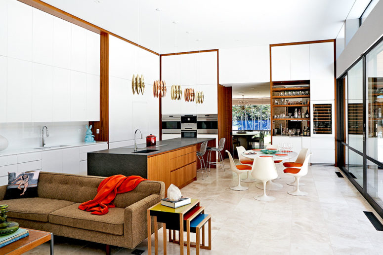 The home features mid century modern style and it's decorated with an impeccable taste, refined furniture and chic upholstery The home features mid-century modern style and it's decorated with an impeccable taste, refined furniture and chic upholstery