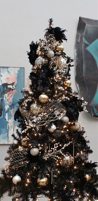 22 Unique Black Christmas Tree Decor Ideas