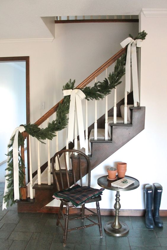 23 Gorgeous Staircase Christmas Decorating Ideas