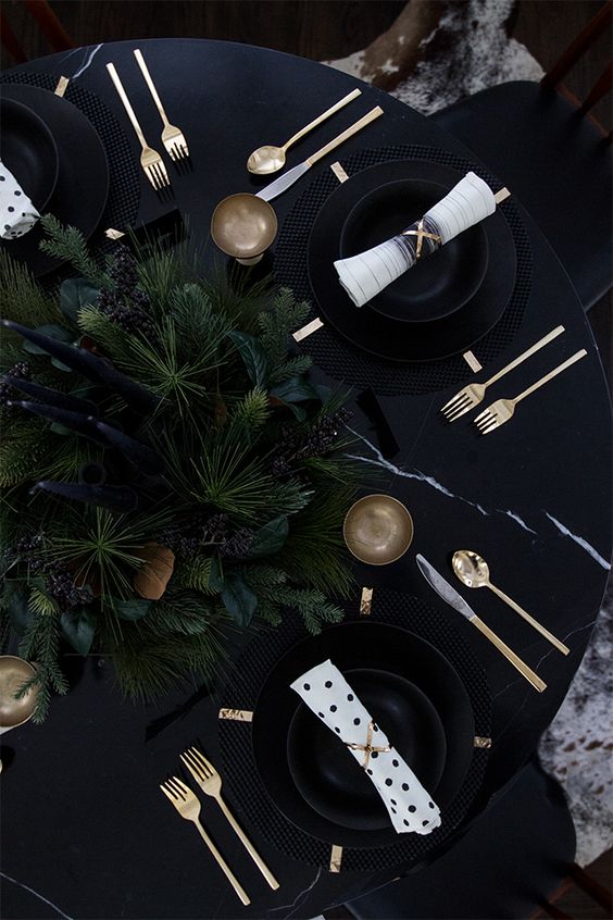 34 Moody And Dark Christmas Décor Ideas - DigsDigs