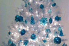 03 a crispy white Christmas tree with blue ornaments