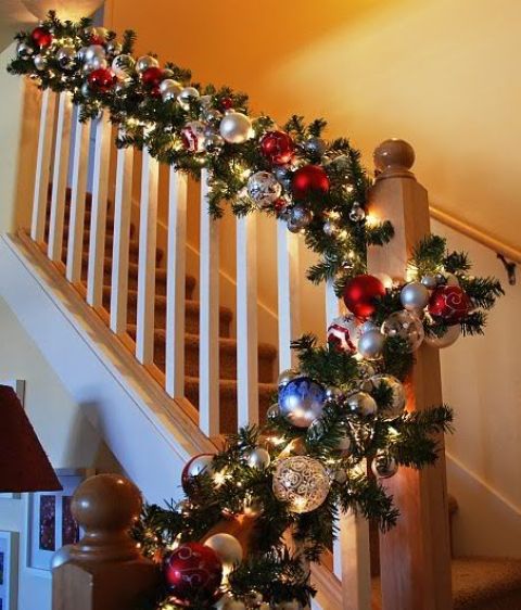 37 Beautiful Christmas Staircase Décor Ideas To Try - DigsDigs