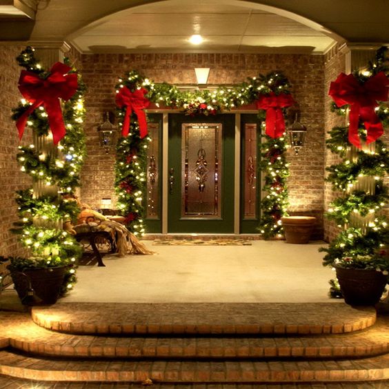 38 Welcoming Christmas Front Porch Décor Ideas - DigsDigs