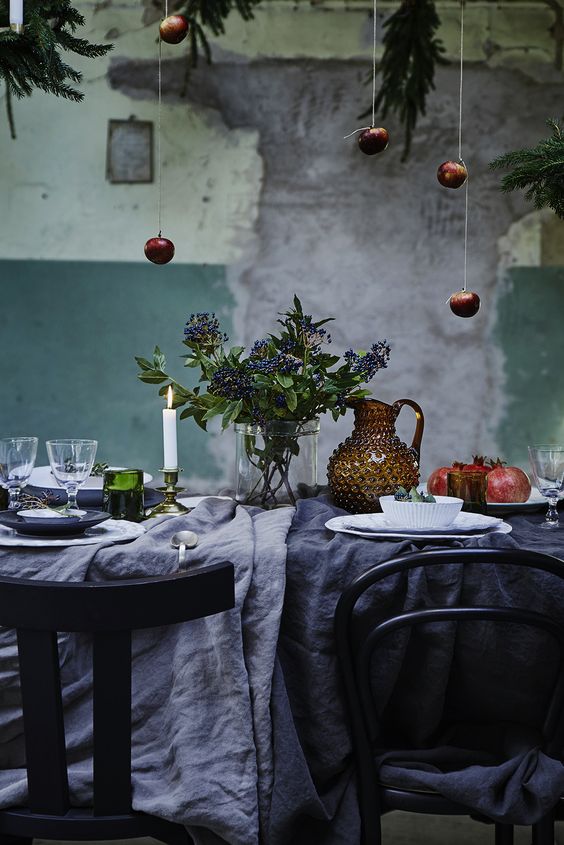 34 Moody And Dark Christmas Décor Ideas - DigsDigs