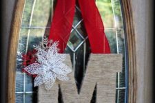 07 yarn-covered monogram with a snowflake and a red bow