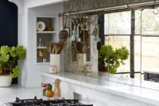 08 Functionality and beautiful decor united in this kitchen to make up a cool space