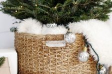 09 Christmas tree in a basket covered with fur