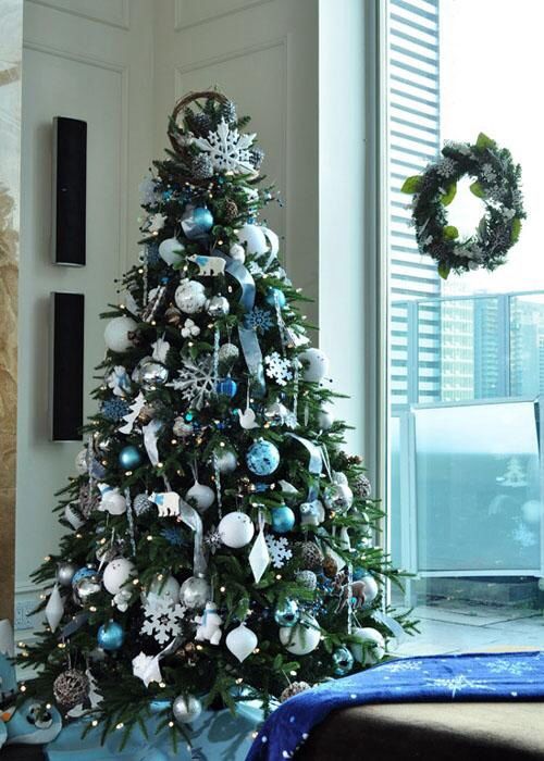 35 Frosty Blue And White Christmas Décor Ideas - DigsDigs