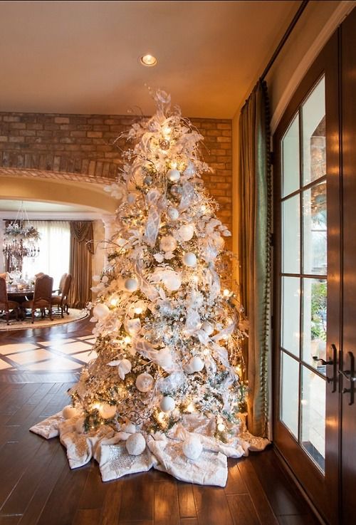 21 Silver Christmas Tree Décor Ideas - DigsDigs