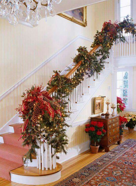 37 Beautiful Christmas Staircase Decor Ideas To Try