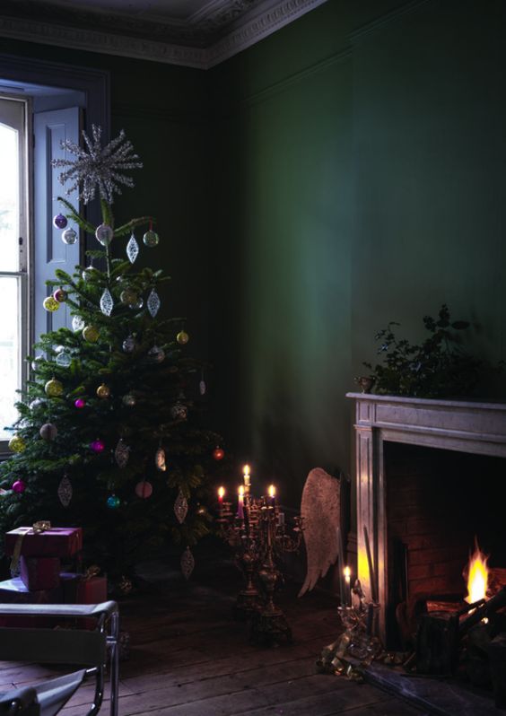 34 Moody And Dark Christmas Décor Ideas - DigsDigs