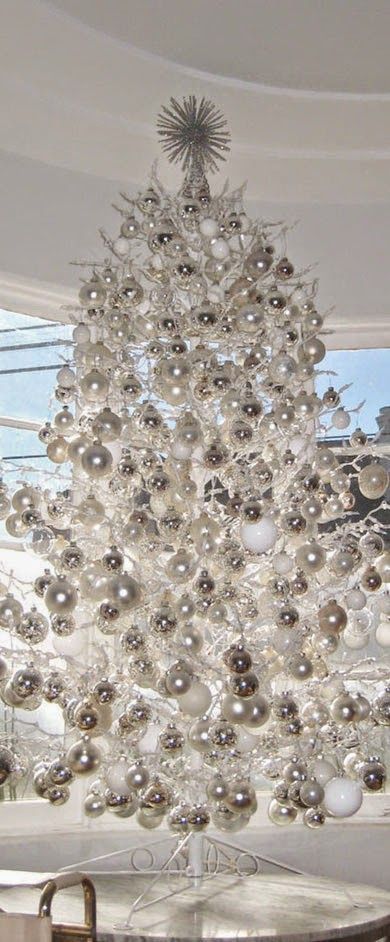 21 Silver Christmas Tree Décor Ideas - DigsDigs