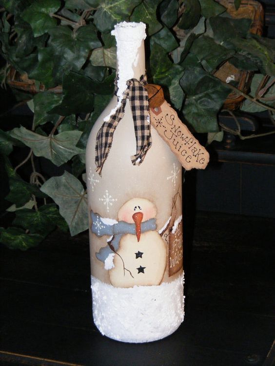 beautiful snowman-decorated bottle can be used as a decoration or a vase